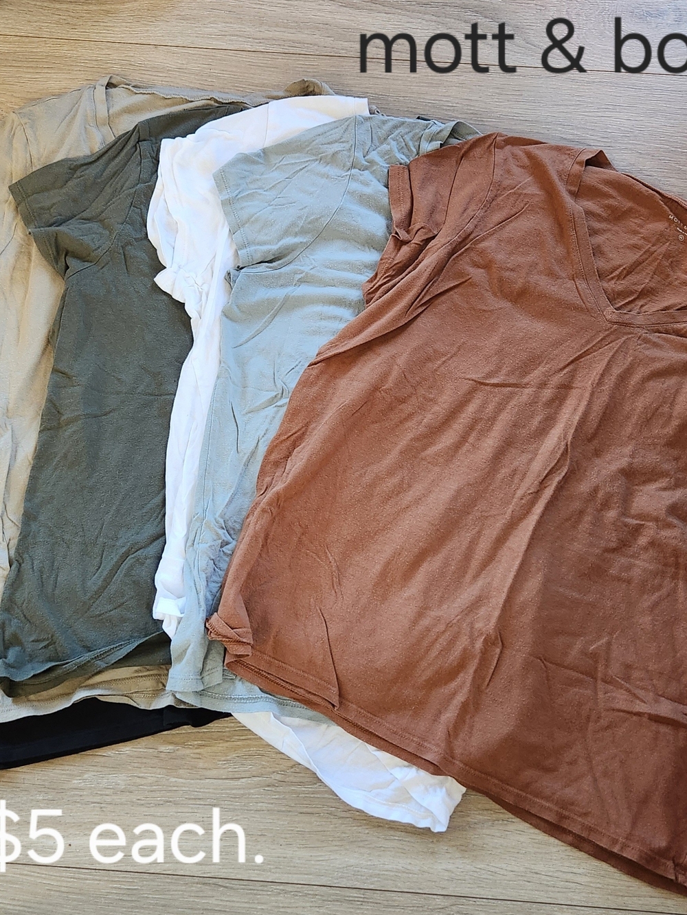Mott & Bow Women's V-Neck Tees